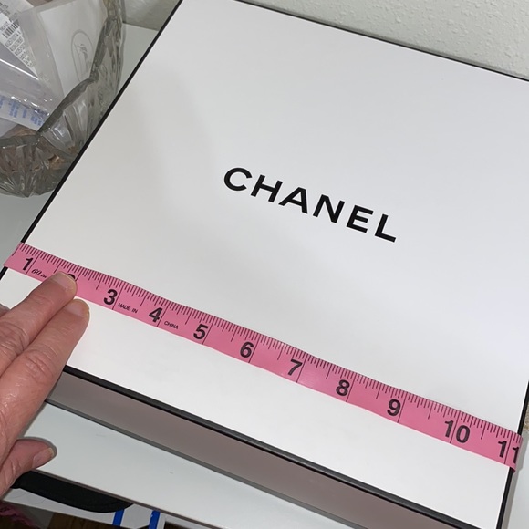 Chanel Gift Box Holiday 2023 see all photos - Picture 10 of 15